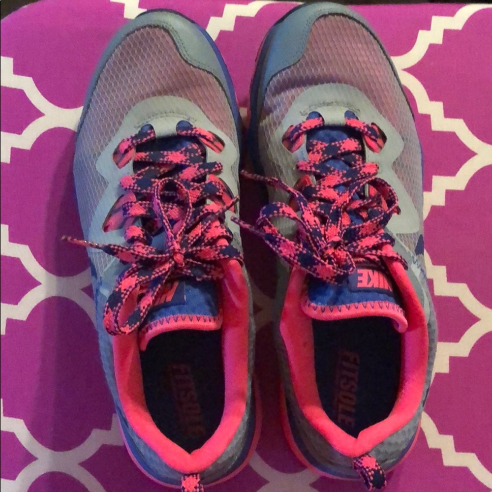 New Nike women’s shoes size 9
